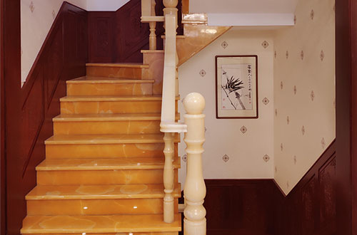 松阳中式别墅室内汉白玉石楼梯的定制安装装饰效果