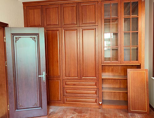 松阳中式家庭装修里定制的实木衣柜效果图